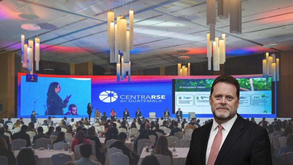 Ejecutivo en primer plano durante el foro ‘CentraRSE en Guatemala’, con público y pantallas en el auditorio