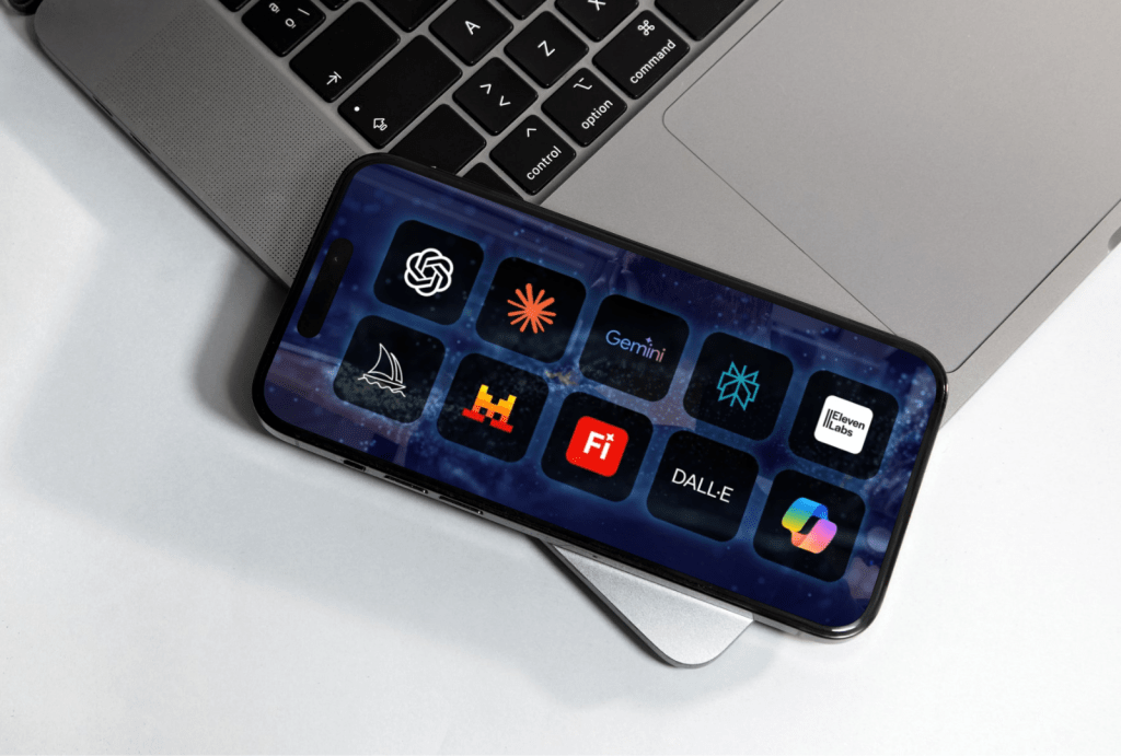 Teléfono inteligente sobre un teclado de computadora portátil, mostrando una pantalla con íconos de aplicaciones relacionadas con inteligencia artificial y automatización.