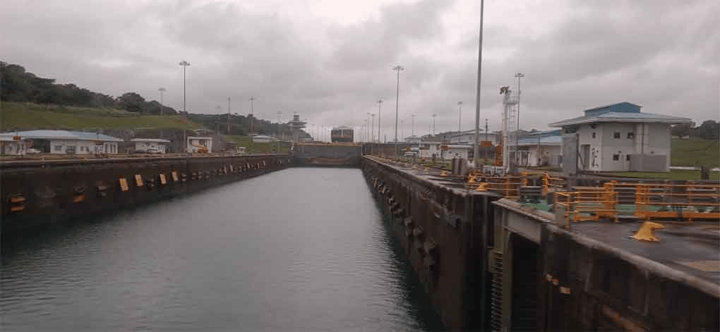 Vista del canal de Panamá, mostrando las esclusas y el entorno relacionado con la operación del canal en un día nublado.