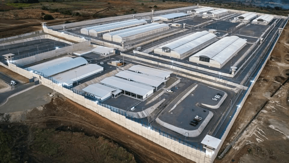 Vista aérea del nuevo Centro de Alta Contención del Crimen Organizado (CACCO) en Costa Rica, con infraestructura de máxima seguridad y áreas de alojamiento.