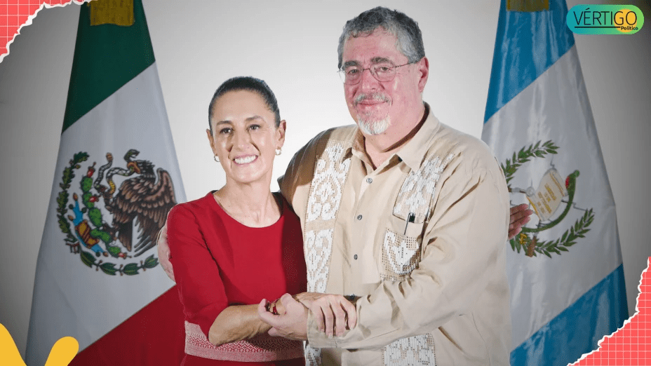 Los presidentes de México y Guatemala posan juntos sonrientes, con banderas de ambos países al fondo.