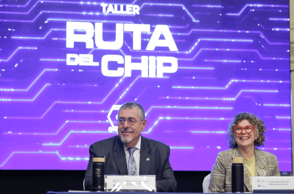 Presentación del taller 'Ruta del Chip' con el presidente Bernardo Arévalo y la ministra de Economía Gabriela García, en un fondo tecnológico.