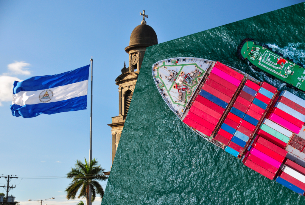 Bandera de Nicaragua ondeando junto a una torre de iglesia, con un barco de carga colorido en el mar