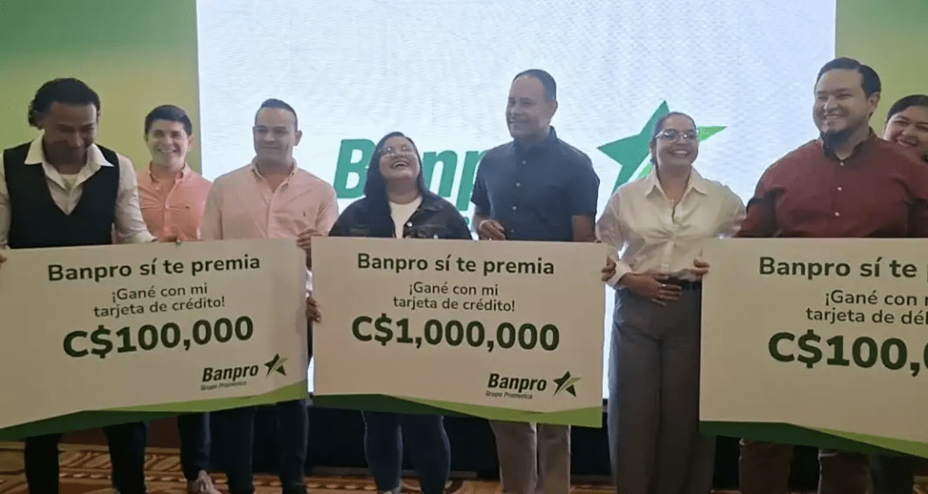 Celebración de Banpro Grupo Promerica donde se entregan cheques de premios en efectivo a ganadores de la promoción 'Banpro sí te premia'.