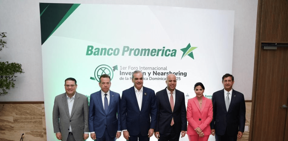 Grupo de líderes empresariales y gubernamentales posan frente al fondo del 1er Foro Internacional de Inversión y Nearshoring, organizado por Banco Promerica en República Dominicana.